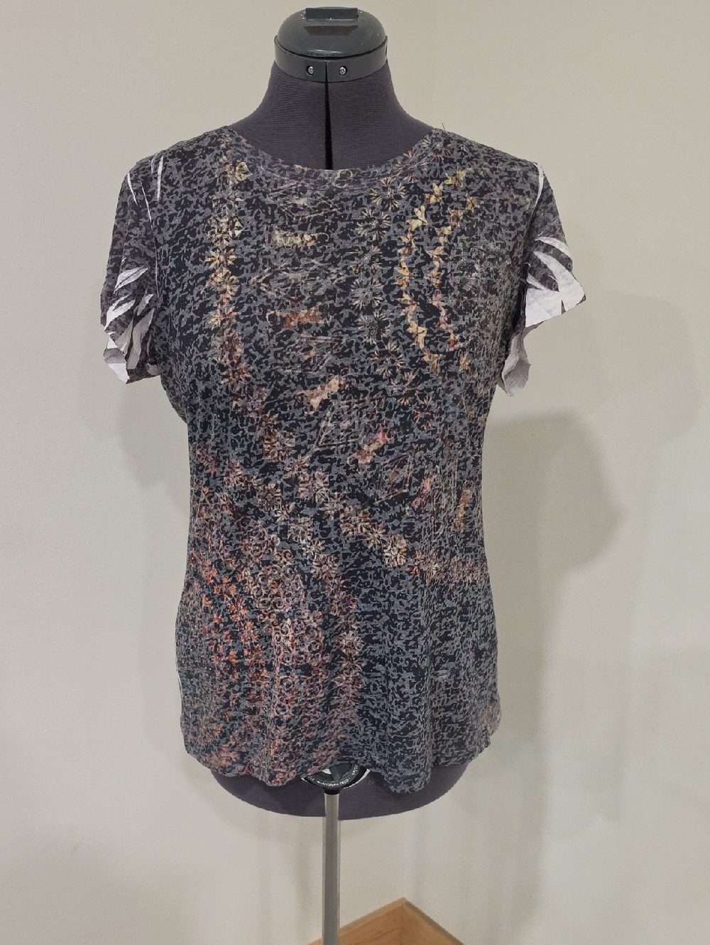 Maurices Black Multi Short Sleeve Patterned Tee